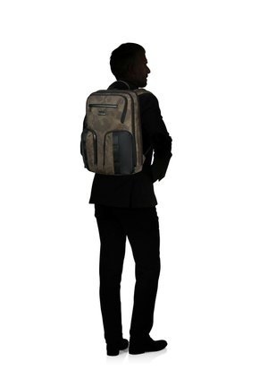 Tarnfarbenen Rucksack in Brauntönen mit schwarzen Akzenten, mehreren Fächern und gepolsterten Tragen, vor einem weißen Hintergrund.