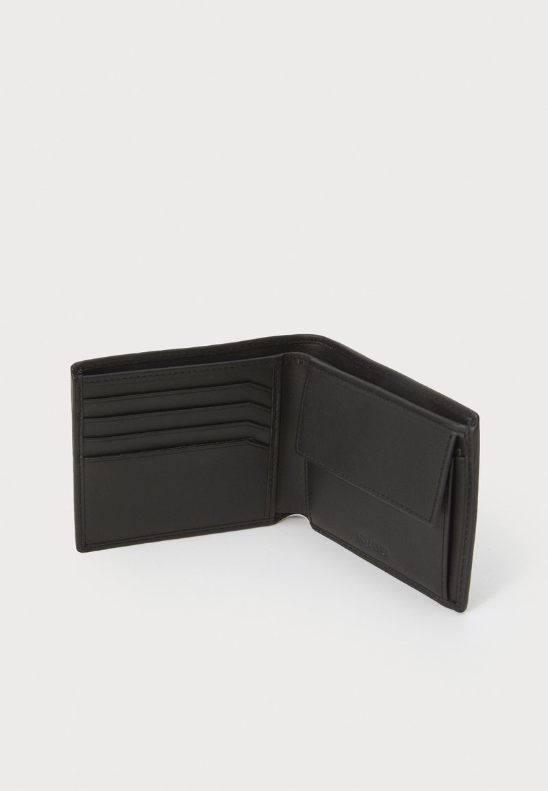 Schwarze Lederbörse mit mehreren Kartenfächern und einem Münzfach; glatte Textur; minimalistisches Design; Innenraum mit gesteppten Kanten und Markenprägung.