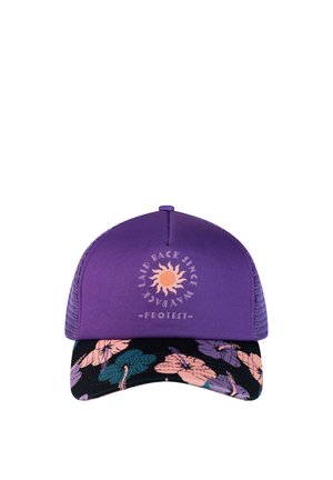 Paarse truckerpet met bloemenprint op de klep en een zonnegrafiek met de tekst "Relaxed Sinds Ooit ~Protest~" op het voorpaneel.