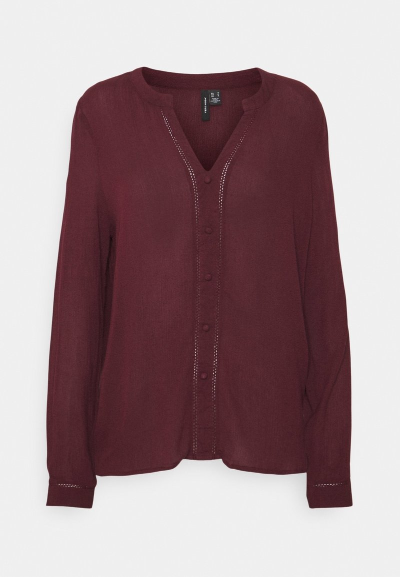 Blouse bordeaux foncé à manches longues avec col rond, patte de boutonnage en V et détails de coutures subtils sur l'avant et aux poignets.