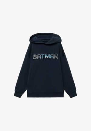 Hanorac bleu închis cu un logo mare "BATMAN" în diverse texturi. Dispune de o glugă spațioasă și mâneci largi. Material moale cu o croială relaxată.