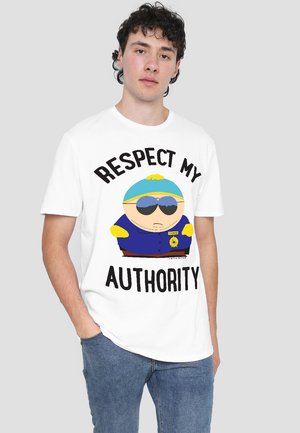 Weißes T-Shirt mit einem Cartoon-Charakter, der Sonnenbrillen und ein blaues Outfit trägt. Der Text "RESPECT MY AUTHORITY" steht in fetter schwarzer Schrift.
