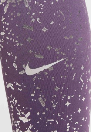 Leggings morados con un estampado de estrella plateada metálica y salpicaduras, con un destacado logo de swoosh de Nike en color plateado en el lateral.