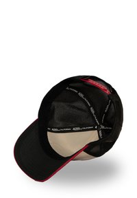 Gorra de malla negra con visera curva, ribete rojo y forro interior que presenta la marca. Diseñada para la transpirabilidad con una forma estructurada.