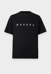Μαύρο κοντομάνικο T-shirt με την επιγραφή "WASTED" σε λευκά γράμματα γοτθικού στιλ στο στήθος, σε απλό φόντο.