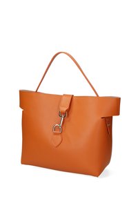 Borsa tote in pelle arancione con forma strutturata, parte superiore piatta, tracolla staccabile e dettagli in metallo argento. Texture liscia, design minimalista.