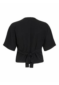 Haut noir à manches courtes avec un col rond et une ceinture en tissu nouée en un nœud papillon à l'arrière de la taille.