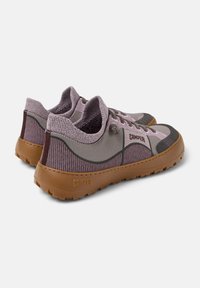Schnürschuhe mit einem Obermaterial aus Mesh in Lila- und Grautönen, strukturiertem Absatz und einer Gummisohle mit einem robusten Grip-Muster.