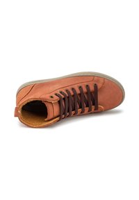 Zapatilla alta de cuero marrón claro con cordones marrones, cuello acolchado y suela de goma texturizada, que presenta un detallado de costuras y una punta redonda.