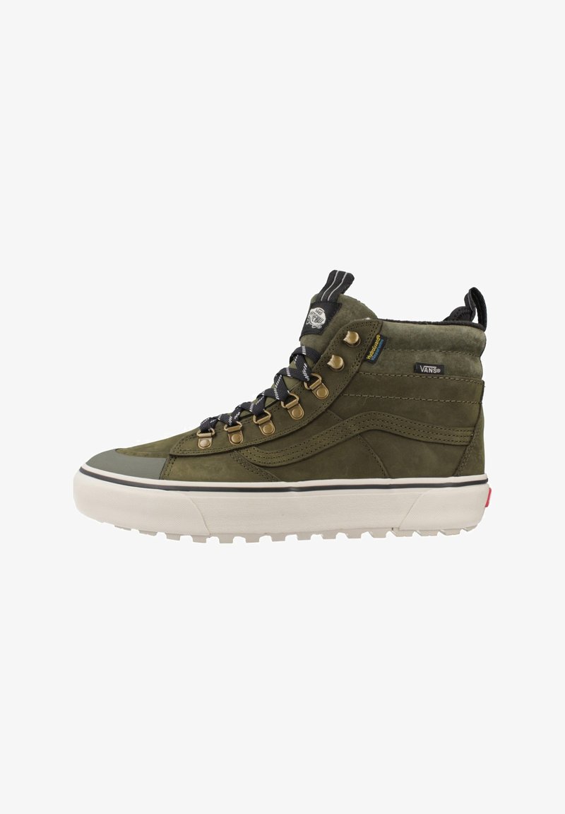 Zapatillas altas de color verde oliva hechas de ante y goma, con ojales de metal, cordones negros y puntera texturizada. Suela gruesa con acentos del logo.