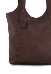 Braune Ledertasche mit glatter Textur, breitem Schulterriemen und geprägtem Logotag. Verfügt über ein minimalistisches Design ohne dekorative Akzente.