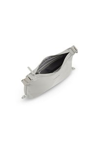 Borsa grigia chiara con zip, dal design esterno liscio e opaco, con tracolla regolabile e un interno scuro in contrasto. Presenta una tasca interna.