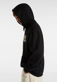 Zwarte hoodie met een voorzak, trekkoorden bij de capuchon en een grafische print met tekst en strepen op de borst.