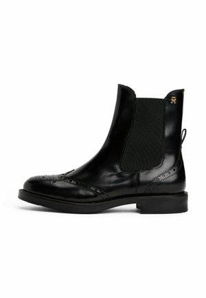 Stivali Chelsea in pelle nera presentano una finitura lucida, pannelli elastici ai lati, dettagli brogue sulla punta e una suola in gomma nera.