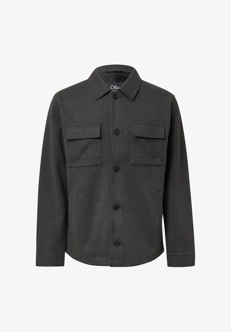 Dunkelgraue Button-Down-Jacke mit zwei Brustklappentaschen und einem Hemdkragen, auf einem weißen Hintergrund präsentiert.