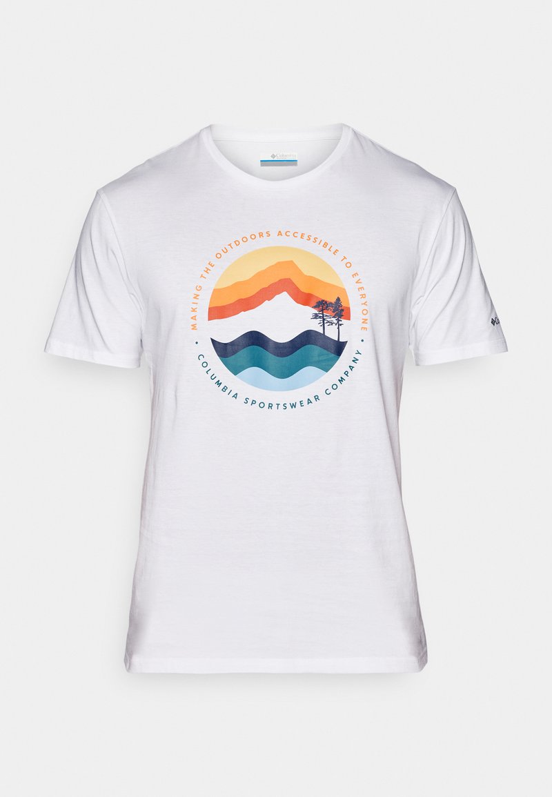 Camiseta de algodón blanca con un gráfico colorido de montaña y ola acompañado de texto, escote recto, mangas cortas y logo de Columbia en la manga.