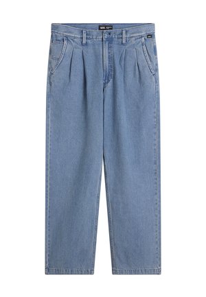 Hellblaue Denim-Jeans mit Falten, Gürtelschlaufen, Seitentaschen und Knopfverschluss an der Taille, flach auf einem weißen Hintergrund liegend.