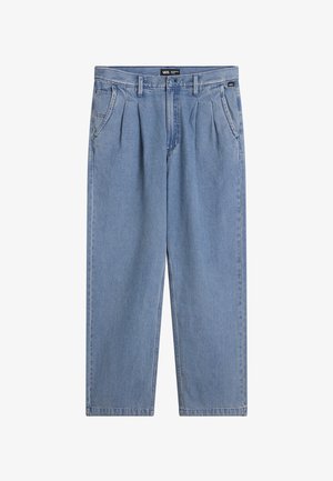 Jean en denim bleu clair avec des plis, des passants de ceinture, des poches latérales et une fermeture à bouton à la taille, posé à plat sur un fond blanc.