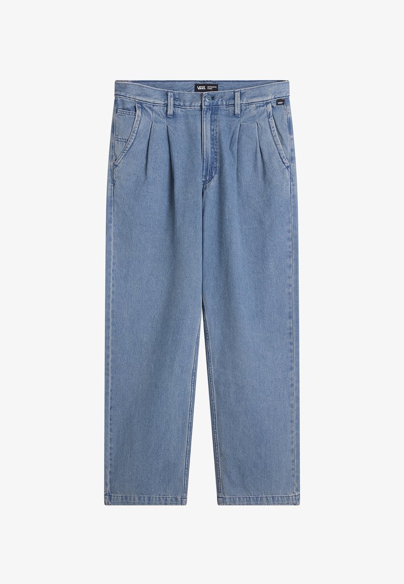 Jean en denim bleu clair avec des plis, des passants de ceinture, des poches latérales et une fermeture à bouton à la taille, posé à plat sur un fond blanc.