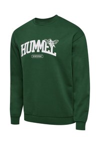 Sudadera verde oscuro con texto blanco "HUMMEL" y un gráfico de abeja encima de la palabra "SPORTSWEAR" en el pecho, con mangas largas y puños de canalé.