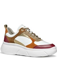 Zapatilla blanca y burdeos con detalles de ante y acentos metálicos en marrón y dorado. Suela gruesa blanca con detalles texturizados y cierre de cordones.