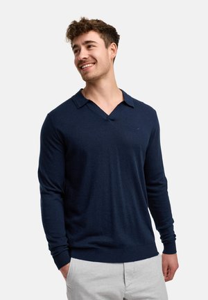 Hérre navy blå strikpullover med V-hals og krave. Lange ærmer med ribkantet manchetter og kant; har et lille logo på brystet.