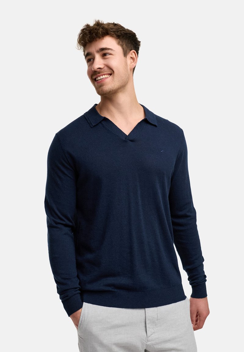 Herren Pullover aus navyblauem Strick mit V-Ausschnitt und Kragen. Lange Ärmel mit gerippten Bündchen und Saum; verfügt über ein kleines Logo auf der Brust.