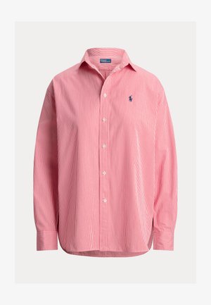 Rød og hvid smalstribet skjorte med lange ærmer, knapper og krave samt lille mørkeblå broderet logo på venstre bryst.