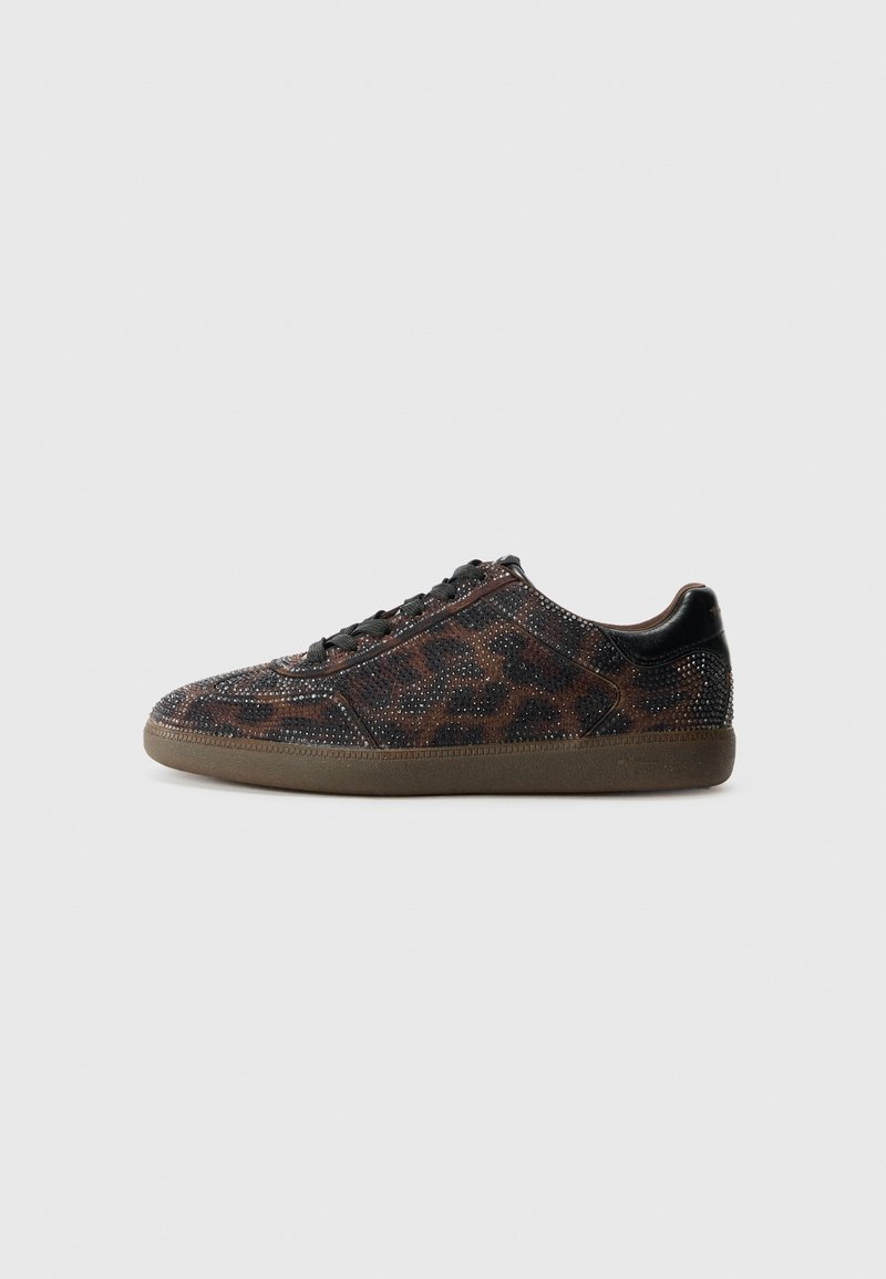 Sneaker con stampa leopardata in marrone e nero, adornate con strass. Tessuto testurizzato, suola in gomma e chiusura con lacci neri.