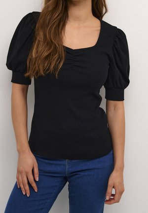 Zwart geribd topje met een vierkante halslijn, pofmouwtjes en geplooide details bij de buste, gecombineerd met blauwe spijkerbroeken.