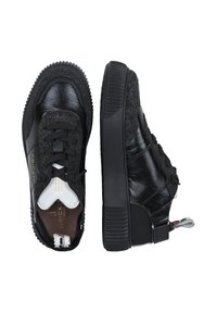 Schwarze Sneaker aus strukturiertem Leder mit einem gemusterten Overlay, ausgestattet mit dunklen Schnürsenkeln, einer Gummisohle und dezenten Markenakzenten.