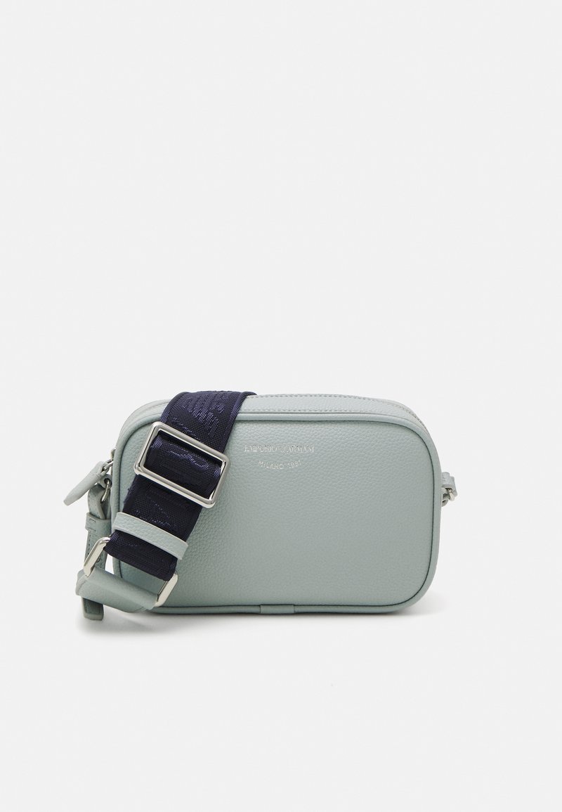 Borsa a tracolla in pelle verde chiaro con chiusura a zip, dotata di una tracolla regolabile blu e di un sottile logo impresso.