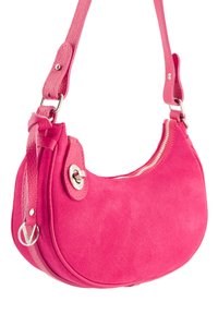 Roze suède schoudertas met een gebogen vorm, gestructureerde schouderband, zilveren hardware en ritssluiting. Accentueert met een ronde logodetail.