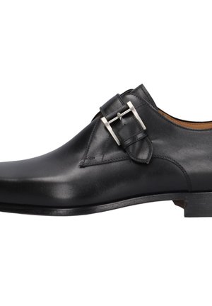 Schwarzer Lederschuh mit Schnalle und flachem Absatz, Seitenansicht auf weißem Hintergrund.