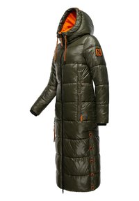 Lange, luchtige olijfgroene jas met rits- en drukknoopsluitingen. Heeft oranje accenten, een capuchon en zijzakken. Glad, glanzend stoftextuur.