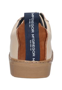 Brun och gräddfärgad sneakers med strukturerat läder, bruna accenter och en marinblå märkesflik på hälen. Gummiyttersula med mönstrat grepp.