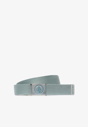 Ceinture en tissu tressé bleu clair avec une boucle en métal ornée d'un logo géométrique et du texte "Volcom" sur l'extrémité.