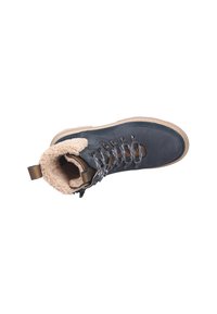 Stivale alla caviglia blu scuro con fodera in pelliccia sintetica, occhielli metallici e suola beige. Presenta un'etichetta per il sollevamento e una superficie testurizzata.