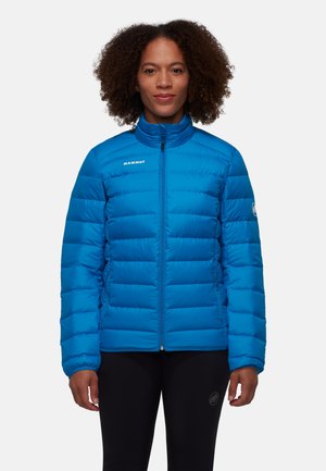 Blauwe pufferjack met een hoge kraag, gewatteerd ontwerp en een voorzijde rits. Kenmerkt het Mammut-logo op de borst en een mouwpatch.