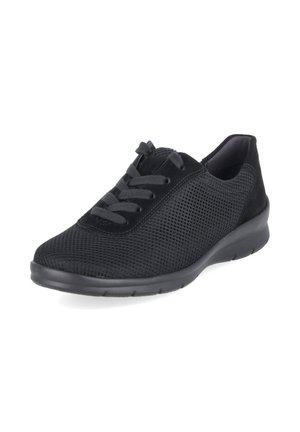 Zapatilla deportiva negra con parte superior de malla, cordones negros y suela de goma texturizada, mostrada en ángulo sobre un fondo blanco liso.