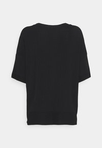 Top nero lavorato a maglia con maniche corte, caratterizzato da una texture a coste e una vestibilità morbida. Design semplice, bordi rifiniti e senza chiusure visibili.