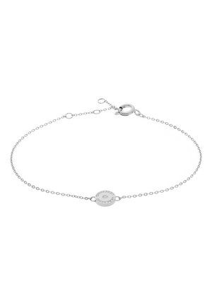 Silberarmband mit einer zarten Kette und einem zentralen runden Anhänger mit eingraviertem Text und zwei Punkten, abgeschlossen mit einem Karabinerverschluss.