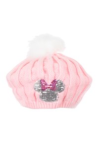 Roze gebreide muts met een witte pompon bovenop en een textuur met ribbels. Versierd met een zilveren en roze pailletten Minnie Mouse patch.