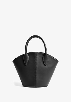 Črna usnjena torba z angularno obliko, ukrivljenimi ročaji in vidnimi šivi na robovih ter oblikovanju.