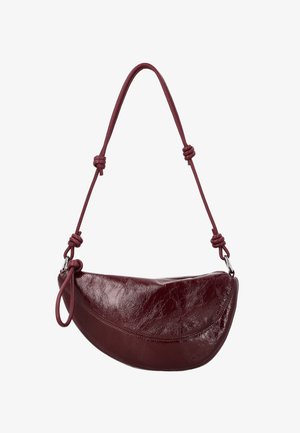 Donkerrode leren handtas in halvemaanvorm met verstelbare gestrikte band en zilveren sluitingsdetails.