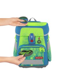 Sac à dos pour enfants bleu et vert avec un design perforé, plusieurs poches, un motif de voiture et divers embellissements amovibles.