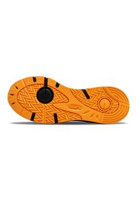 Zwarte sportschoen zool met een feloranje buitenzool. Beschikt over gestructureerde patronen en een cirkelvormig detail in het midden voor grip.