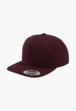 Casquette snapback maroon avec une visière plate, design structuré et texture de tissu lisse. Présente une étiquette de marque circulaire à l'avant.