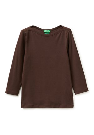 Brązowa koszula z długim rękawem i dekoltem w łódkę, wykonana z miękkiego materiału, położona płasko na białym tle.