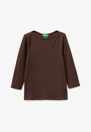 Brązowa koszula z długim rękawem i dekoltem w łódkę, wykonana z miękkiego materiału, położona płasko na białym tle.